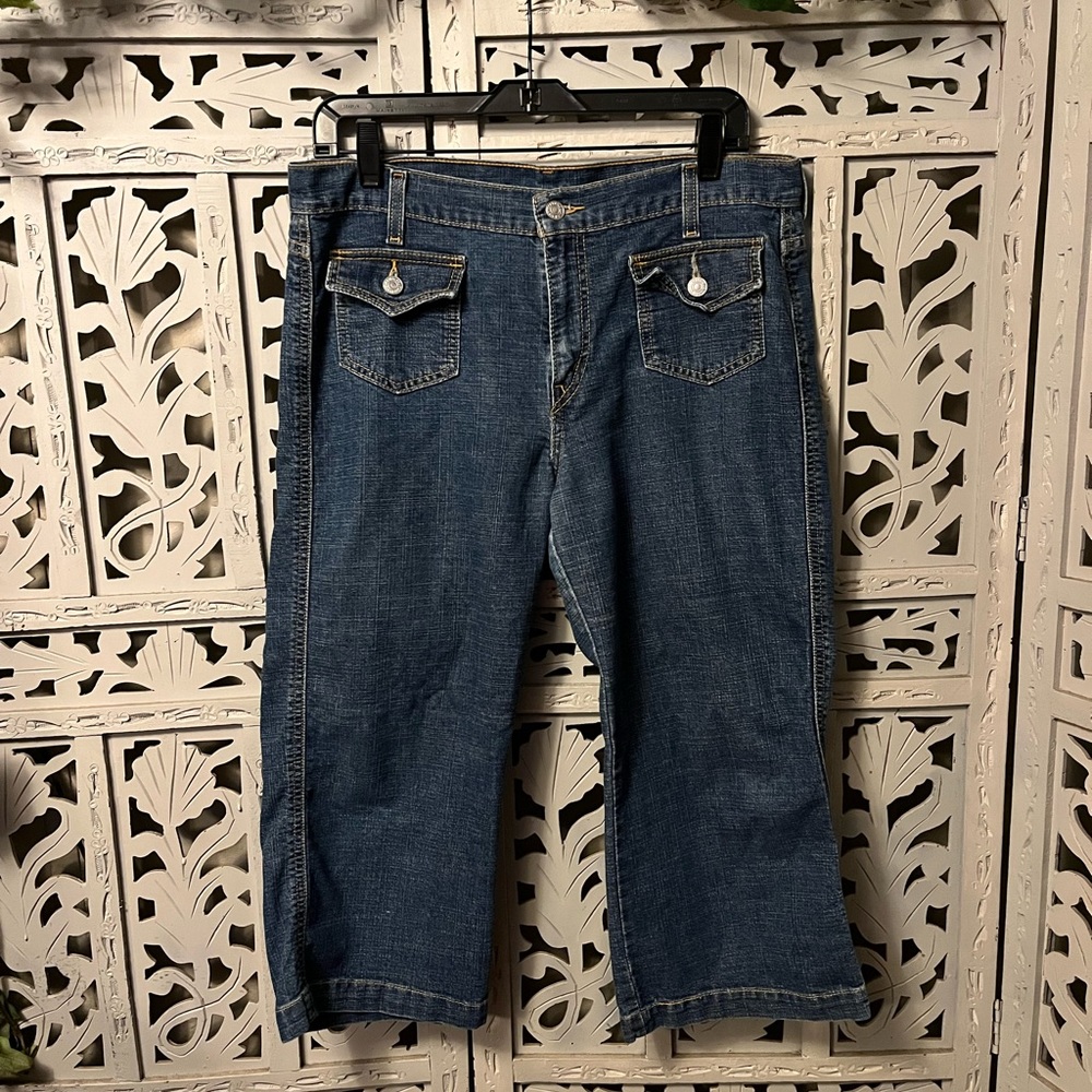 LEVI’S CUTE STRAIGHT LEG DENIM BLUE JEAN CAPRIS WITH CUTE FRONT POCKETS